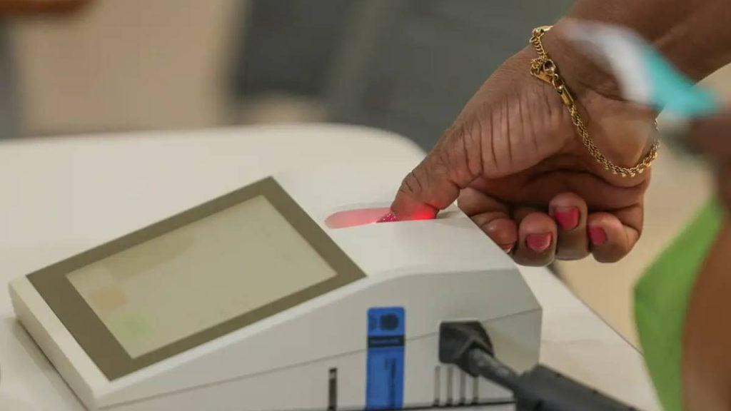 Eleitores votam em urnas eletrônicas durante o primeiro turno das Eleições 2026