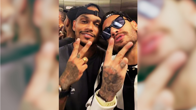 Neymar ao lado do amigo Cris, fazendo o número 22 com as mãos.