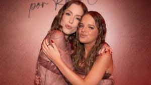 Raffa Justus Fabiana Justus posam juntas em um evento, com roupas de festa e cabelo ondulado, abraçadas e sorrindo em foto com fundo rosado.