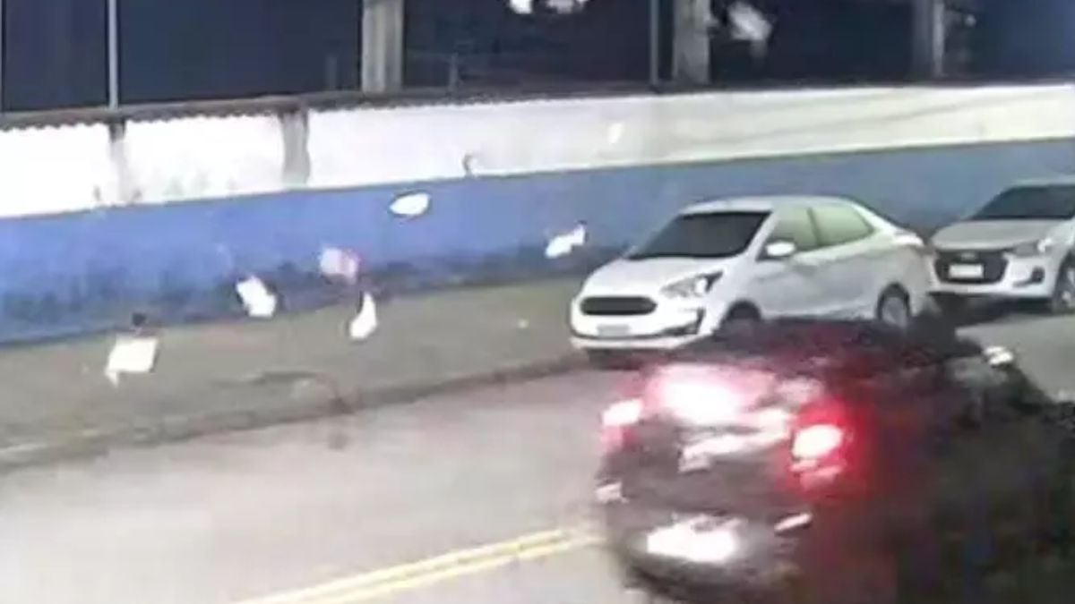 Carro é flagrado jogando ‘santinhos’ em frente a local de votação no litoral de SP; VEJA