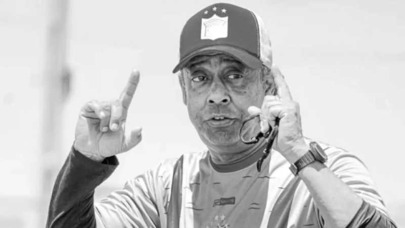 Carlos Alberto Dias durante treino do Ypiranga.