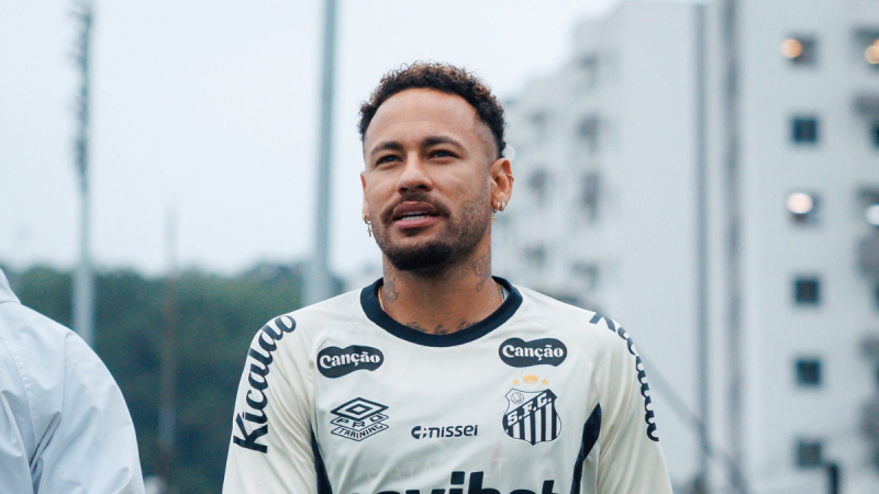 Jogador Neymar caminha durante treino do Santos.