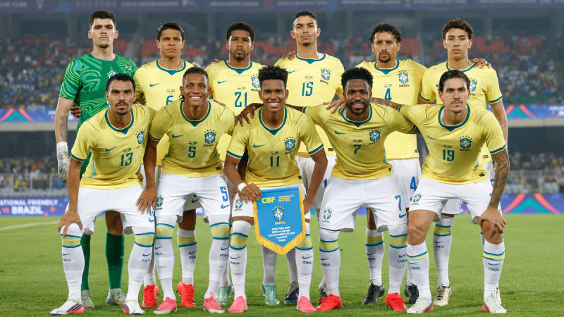 Jogadores da Seleção Brasileira reunidos para uma foto.