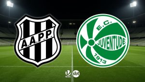 Placar de transmissão para Onde assistir Ponte Preta x Juventude com emblemas dos times na tela sobre um estádio de futebol, luzes acesas e campo verde ao fundo.