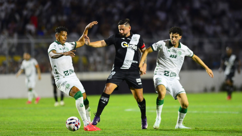 Jogadores da Ponte Preta e Guarani disputam a bola durante o clássico de Campinas.