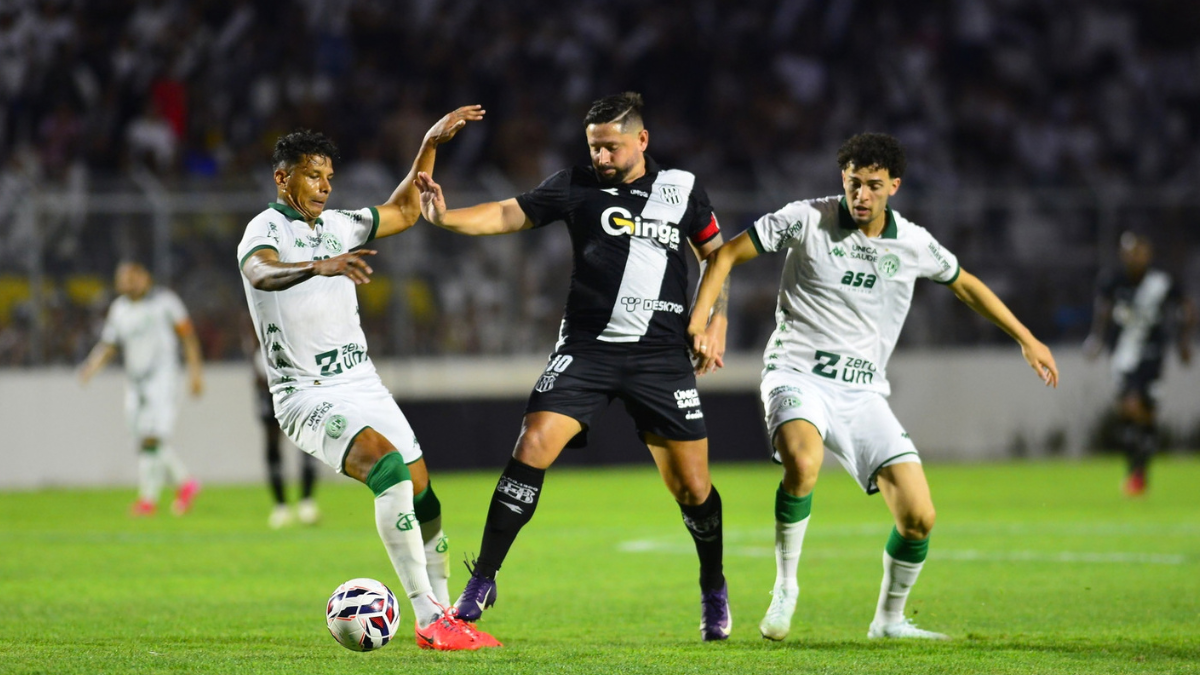 Jogadores da Ponte Preta e Guarani disputam a bola durante o clássico de Campinas.