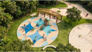 Parque infantil em Ã¡rea verde de Piracicaba (SP), com playground, bancos, pergolado e espaÃ§o de areia.