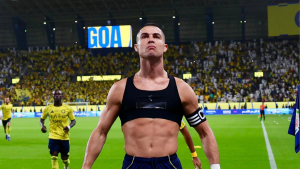 Cristiano Ronaldo comemora gol com o semblante sério e sem camisa.