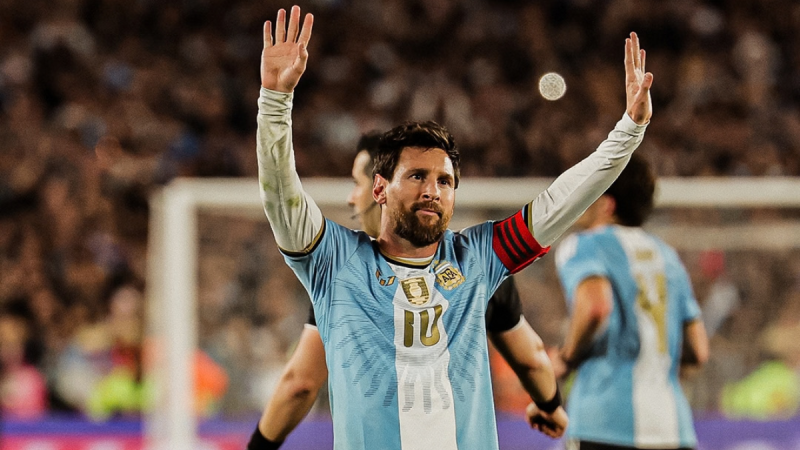 Messi acena para torcida durante amistoso.
