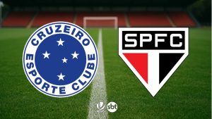 Cruzeiro x São Paulo: escudos das equipes Cruzeiro e São Paulo em campo de futebol