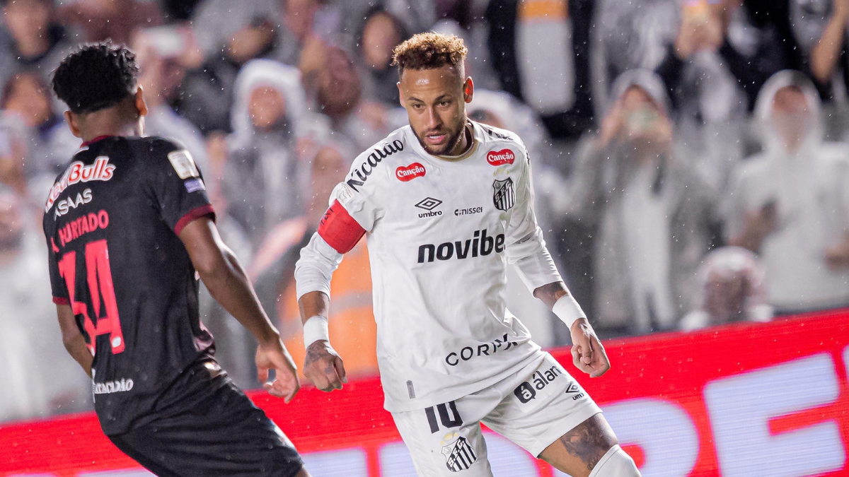 Dois jogadores em ação durante uma partida de futebol.