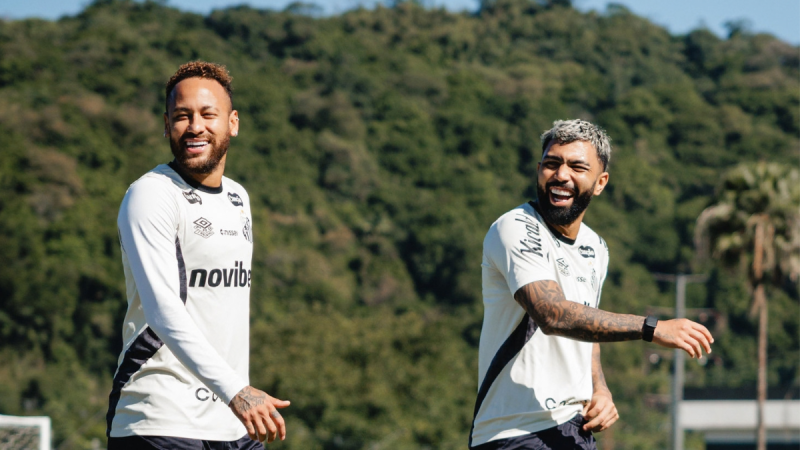 Neymar e Gabigol aparecem juntos e sorrindo durante treino do Santos.