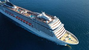 Navio de cruzeiro atracado no Porto de Santos