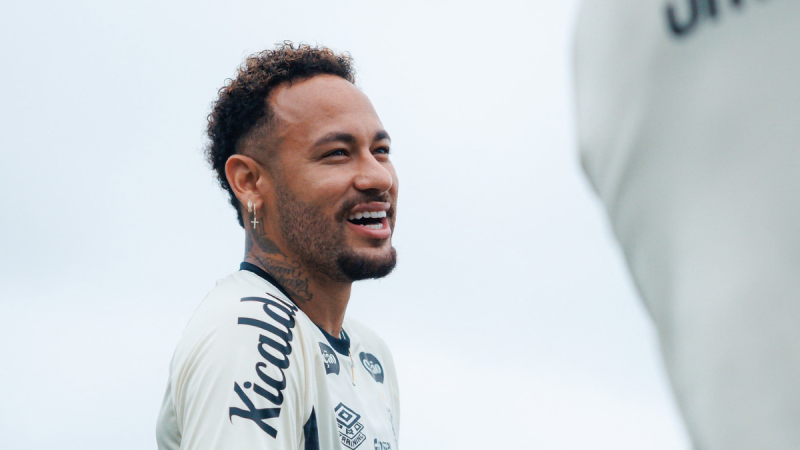 Neymar aparece sorridente durante treino do Santos.