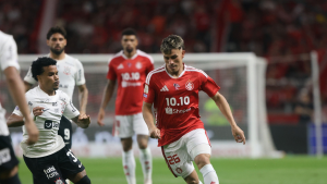Jogadores do Corinthians e Internacional disputam a bola durante duelo entre as equipes.