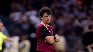 Fernando Diniz aparece com os braços cruzados durante jogo do Corinthians.