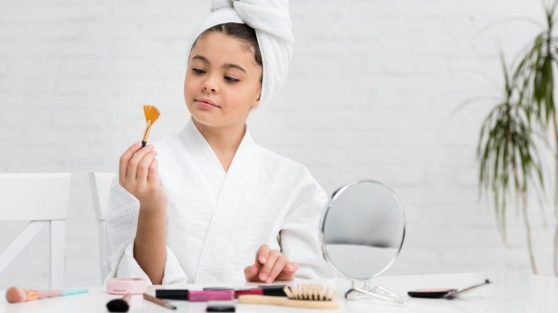 Skincare infantil: veja os riscos para a pele das crianças.