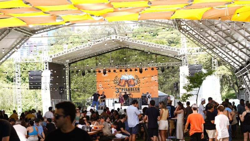Público acompanha apresentação musical durante o PiraBeer, festival de cervejas artesanais em Piracicaba.
