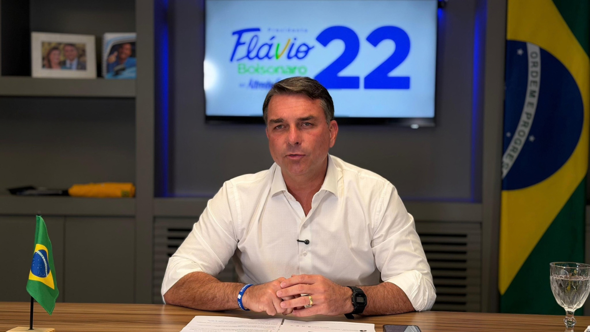 Flávio Bolsonaro durante uma live em seu canal no Youtube.