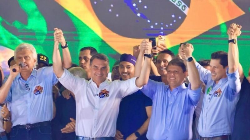 Flávio Bolsonaro e aliados durante ato político em Goiânia.
