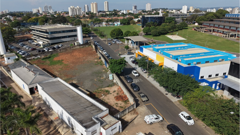 Área onde será construído o novo Centro de Hemodiálise de Indaiatuba, com vista para a cidade ao fundo.