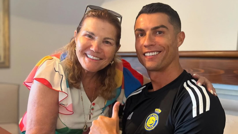 Cristiano Ronaldo ao lado de sua mãe, Dolores Aveiro.