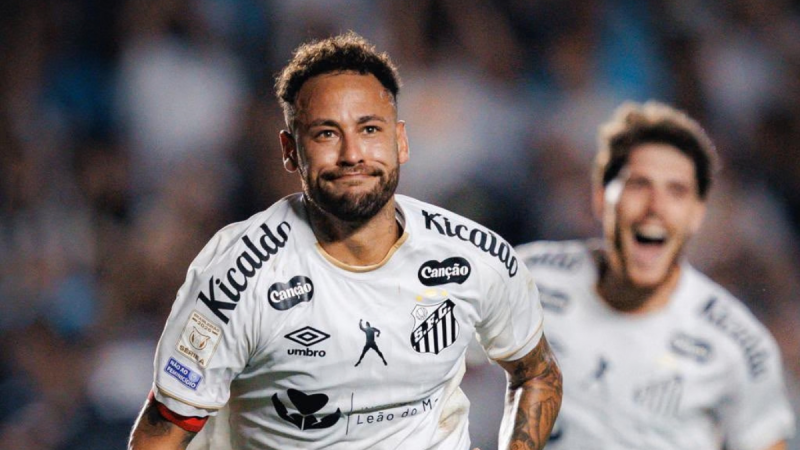 Neymar aparece comemorando um gol marcado pelo Santos.