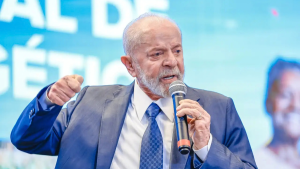 Lula com microfone durante discurso para imprensa.