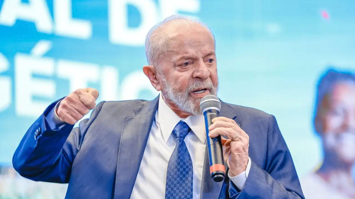 Lula com microfone durante discurso para imprensa.