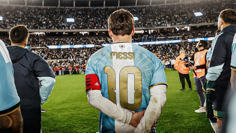 Messi com a camisa 10 da Argentina durante jogo de despedida.