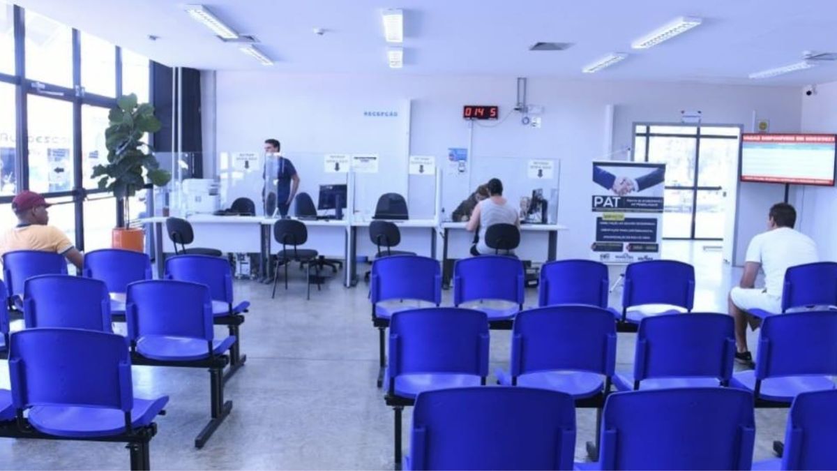 Área de atendimento do Posto de Atendimento ao Trabalhador (PAT) de Indaiatuba, com cadeiras azuis e guichês para atendimento ao público.