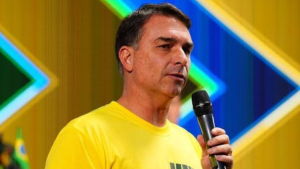 FlÃ¡vio Bolsonaro votou a favor do fim da escala 6x1.