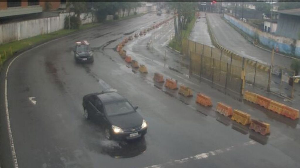 Imagem de uma câmera de segurança que mostra uma avenida com um carro parado