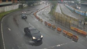 Imagem de uma câmera de segurança que mostra uma avenida com um carro parado