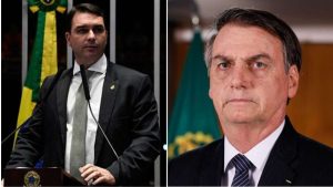 Colagem de imagem. À esquerda Flávio Bolsonaro de terno e microfone a sua frente. À direita Jair Bolsonaro de terno