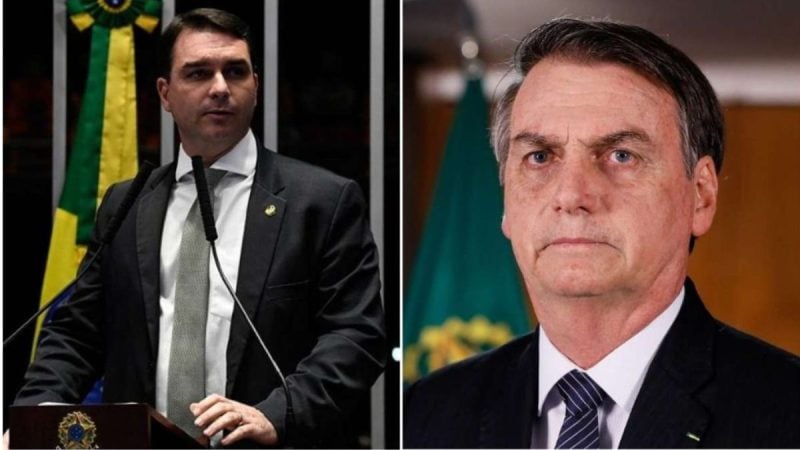 Colagem de imagem. À esquerda Flávio Bolsonaro de terno e microfone a sua frente. À direita Jair Bolsonaro de terno