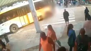 Imagem de monitoramento. ônibus atropela idoso em Praia Grande