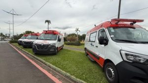 Ambulâncias do Samu estacionadas em área gramada em Indaiatuba.