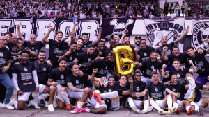 Jogadores da Inter de Limeira comemoram acesso à Série B do Campeonato Brasileiro.