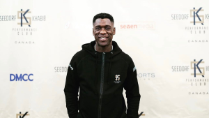 Seedorf, novo técnico do Corinthians, aparece sorridente, enquanto posa para uma foto.