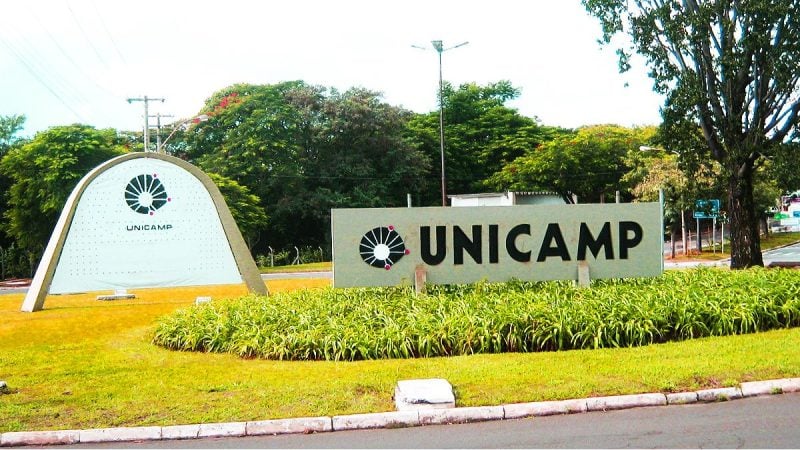 Fachada da Unicamp, em Campinas, com placas de identificação da Universidade Estadual de Campinas.