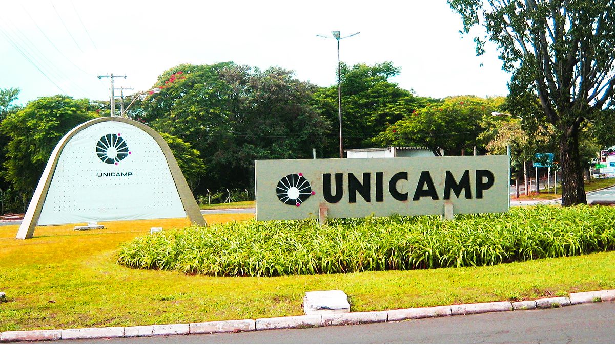 Fachada da Unicamp, em Campinas, com placas de identificação da Universidade Estadual de Campinas.