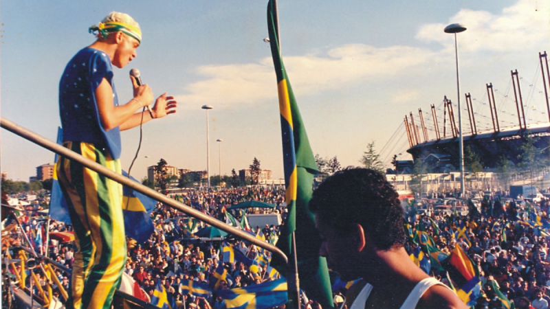 Netinho no trio elétrico com a Banda Beijo em Turim, na Itália, durante a Copa de 1990.