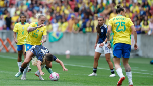 Jogadores do Brasil e da Argentina disputam a bola durante amistoso.