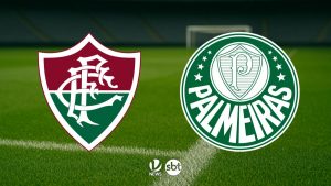 Ilustração do confronto Fluminense x Palmeiras com os escudos dos dois clubes sobre o gramado de futebol, destacando a partida na tela e indicando onde assistir.