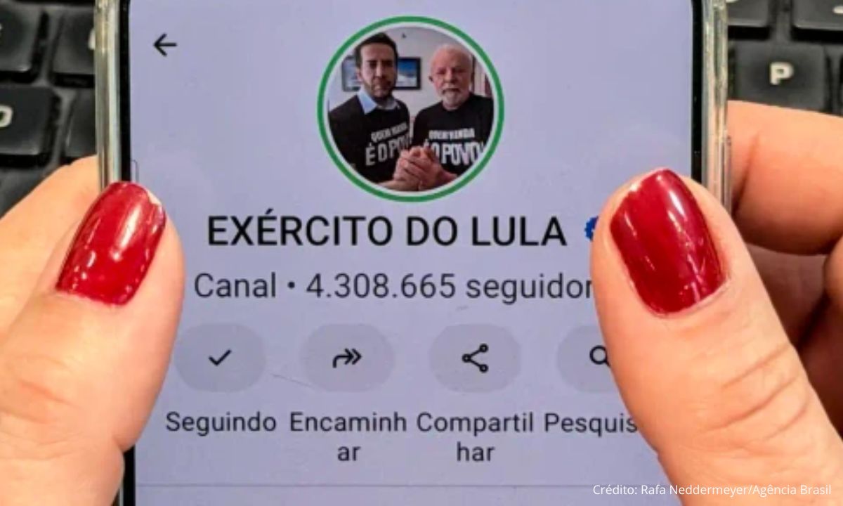 Canal Exército do Lula no WhatsApp, com mais de 4,3 milhões de seguidores, exibido na tela de um celular segurado por duas mãos.