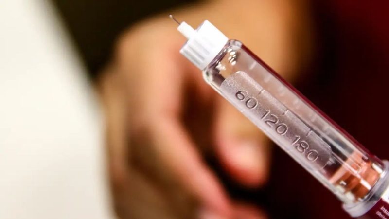 Anvisa proíbe canetas emagrecedoras vendidas na internet: foto de uma caneta aplicadora com compartimento transparente e numeração visível, em ambiente clínico, indicando alerta regulatório.