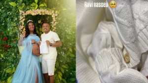 Raquel Brito grávida em foto com vestido azul e o companheiro Cleiton Souza ao lado de flores. À direita, detalhe do bebê com roupinha branca e mensagem “Ravi nasceu”.