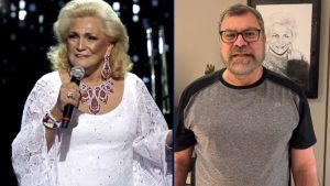 Foto de Hebe Camargo e do filho Marcello Camargo em dois momentos: Hebe aparece no palco ao lado de um microfone, e Marcello aparece em pose casual em frente a quadros.