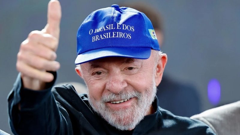 Lula aparece fazendo sinal de positivo para uma foto.
